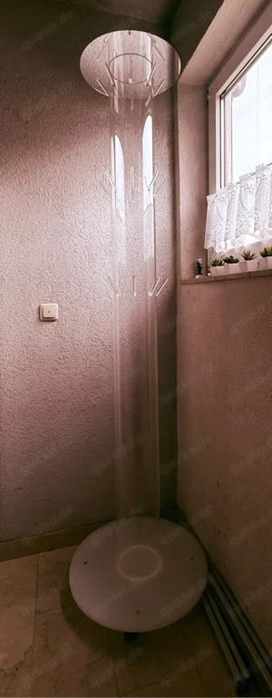 Acrylglas Kleiderständer Bild 2