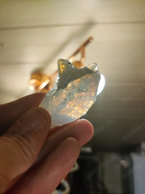 Rohstein   Kristall   blau-grün transparent mit goldenen Lichtreflexen   schönes Sammlerstück