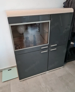 Standschrank und Hängeschrank jeweils mit Glasfach und Zwischenböden