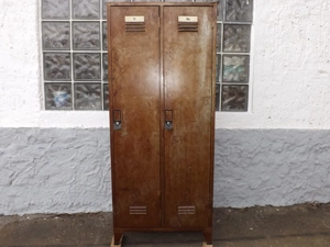 Schmaler, zweitüriger Metallspind. Industrial Design. Fundzustand