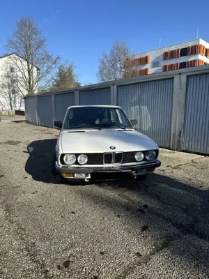 BMW 520 520i (E28) Bild 2