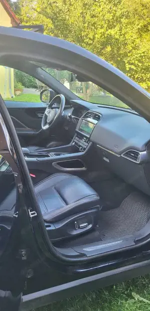 Jaguar F-Pace 20d AWD Aut. Prestige Bild 4