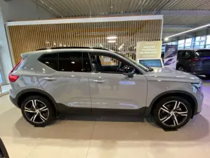 Volvo XC40 B4 B DKG Plus Dark Panoramadach WKR LED Bild 4