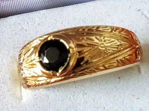 Goldfahrbener Ring mit grünem Stein Größe 7