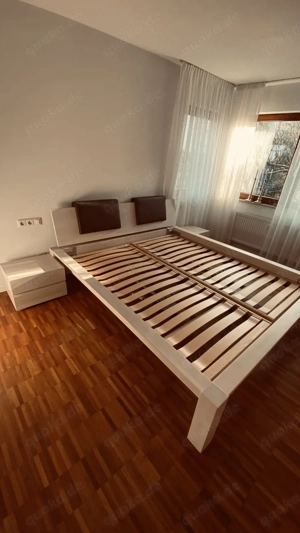 Verk. Markenbett (o. Matratzen) der Schweizer Firma HASENA und zwei mot. Federholzrahmen von RÖWA.