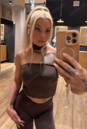 Zierliches Tattoo Girl sucht heiße Tg Dates