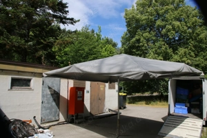 Marktschirm mit Ständer. 500 X 400 Meter