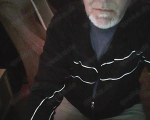 U60 männlich, massiert Körper und Schwanz mit Öl,  aber nur schlanken Ihn bis 30 Jahren