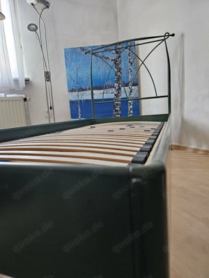 Bettgestell aus Metall mit Lattenrost