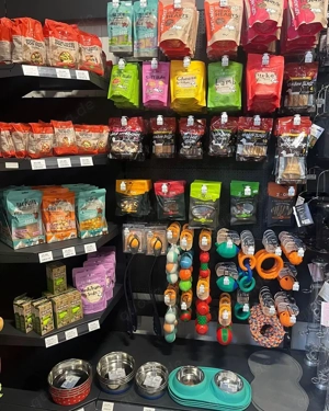 Verwöhne die Kleinen mit Spielzeug und lass sie mit dir glücklich sein. 