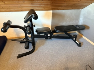 Hantelbank mit verstellbarer Rückenlehne und Curlpult und Beincurler