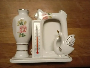 Blumenvase mit Thermometer und kleinen Bilderrahmen