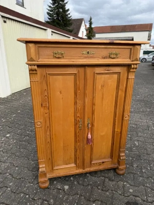 Top Restauriertes Weichholz Vertiko um1880 Honigfarben