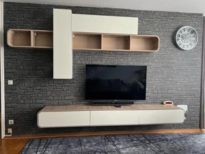 Wohnwand in Weiß Hochglanz   heller Eiche   modern & schwebende Optik