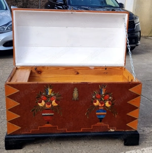 Eine alte sehr Dekorative Holztruhe zu Verkaufen 