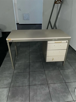 Verschiedene Schreibtische, für klein UND gross geeiget