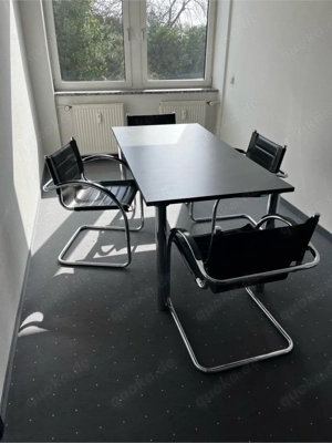 Zeitloses Besprechungs-Set mit vier Stühlen und einem Tisch