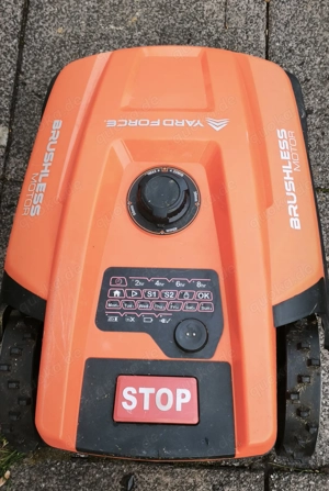 Mähroboter Yard Force 500 mit Garage und Zubehör