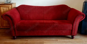 Schönes dunkelrotes Sofa