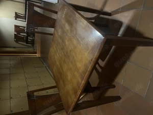 Holztisch und Stühle 