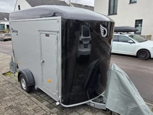Motorradanhänger (geschlossen) zu vermieten