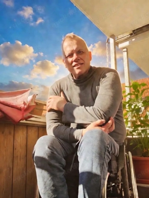 Leidenschaftliches Lecken. Rollstuhlfahrer sucht dich