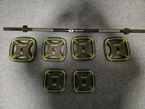 Langhantelstange und Scheiben 