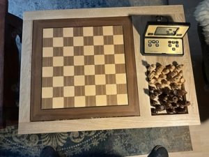 Schachcomputer Millenium Chess Genius Exclusive mit Tisch