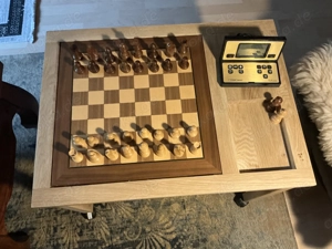Schachcomputer Millenium Chess Genius Exclusive mit Tisch Bild 3