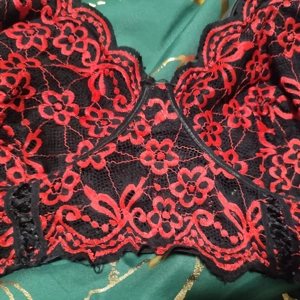 Spitzen-BH 120C schwarz rot getragen