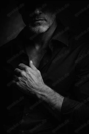 Reifer Mann sucht junge devote Frau mit Lust am Zeigen und klarer Führung