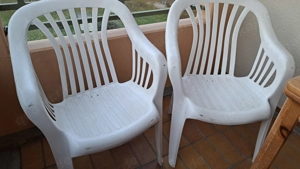 Balkon-Gartenstühle und runder Tisch  Bild 2