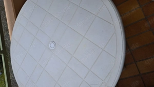 Balkon-Gartenstühle und runder Tisch 