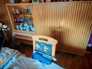 Älterer Schrank mit Kommode 