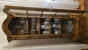 Schöne Glasvitrine   Glasschrank mit 5 Fächern und Schublade   sehr guter Zustand