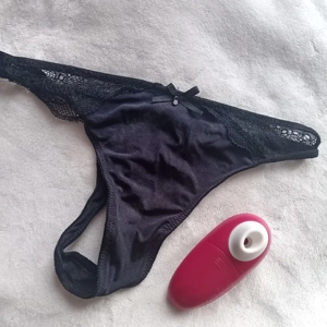 Zwei liebevoll getragene Tangas von Mir   