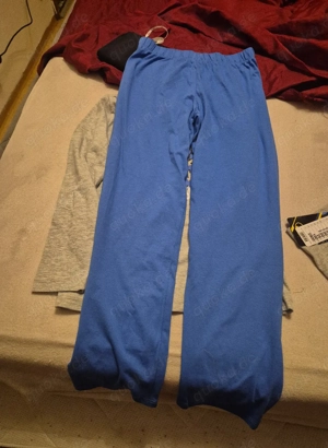 der pyjama ist neu für junge 