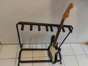 Gitarrenständer und E-Gitarre