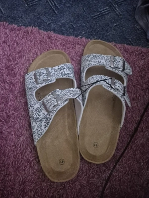 die hausschuhe ist neu 