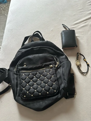 Schwarzer Leder-Rucksack mit Nieten + Geldbörse & Armband