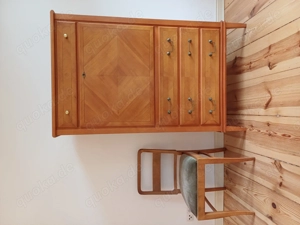 Schöner Schreibschrank mit vielen Schubladen und Stuhl
