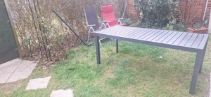 Gartenmöbel Set: ausziehbarer Gartentisch und 2 Stühle mit Auflagenaus