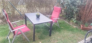 Gartenmöbel Set: ausziehbarer Gartentisch und 2 Stühle mit Auflagenaus