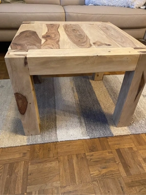  Couchtisch mit Teppich