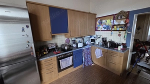 Küche mit zahlreichen Elektrogeräten