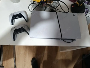 ps5 console mit 2 controller  Bild 3