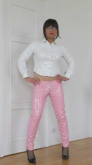 Devoter Fetish-Tranny sucht Abenteuer Bild 3