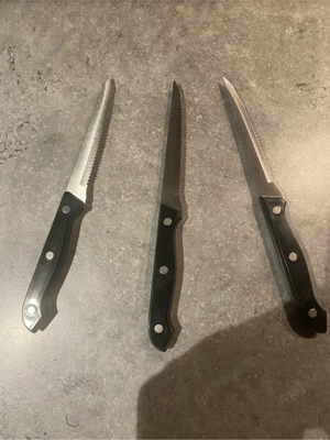Drei gleiche Küchenmesser