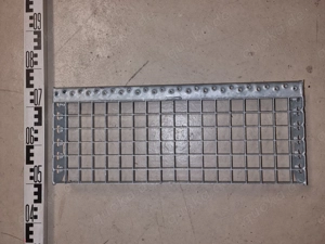 4 Stück Gitterroststufen 60 x 24cm, verzinkt, MW 30 30mm