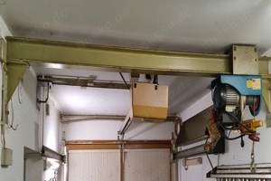 verschiebbarer Elektro-Seilzug mit Stahlträger auf Konsolen